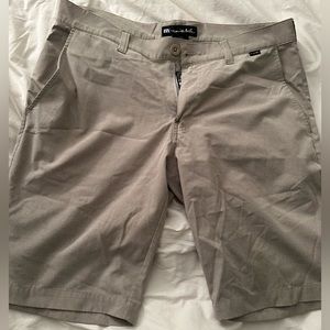 Travis Mathew khaki golf shorts men’s size 32
